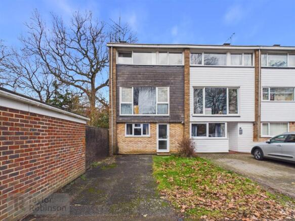 6 bed property, in Furnace Green, £410,000