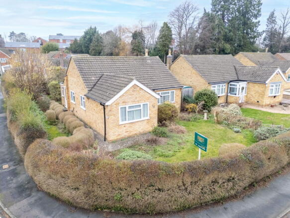 3 bed property, in Fairway, £425,000