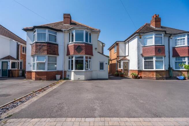 3 bed property, in Marshall Lake Road, £400,000