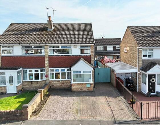 3 bed property, in Ambleside Close, £220,000