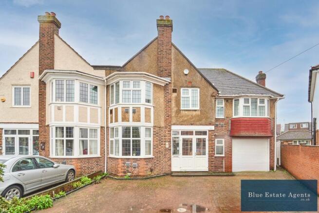 5 bed property, in Lulworth Avenue, £995,000