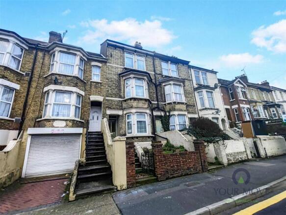 5 bed property, in Luton Road, £300,000