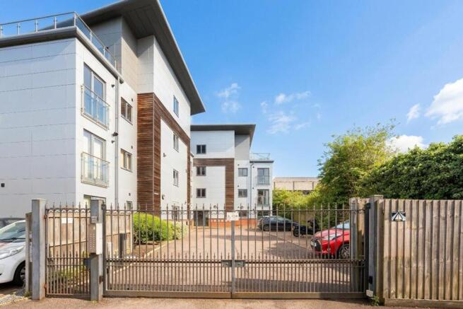 2 bed property, in Ber Street, £130,000