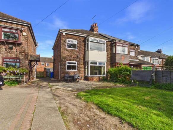 3 bed property, in Skillings Lane, £160,000