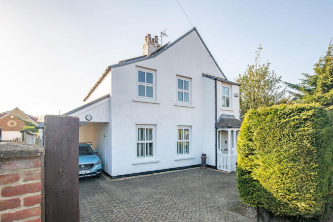 4 bed property, in High Street, £595,000