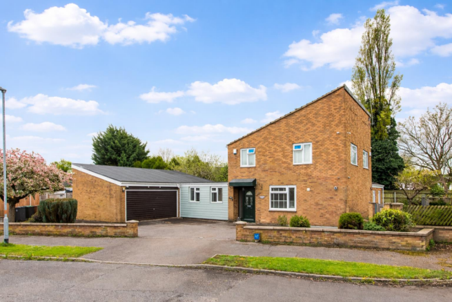 5 bed property, in Grove Way, £600,000