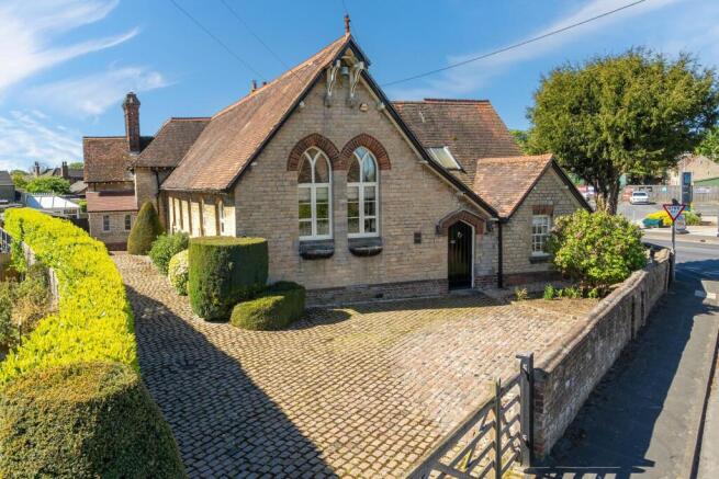 5 bed property, in Redbourne Road, £625,000