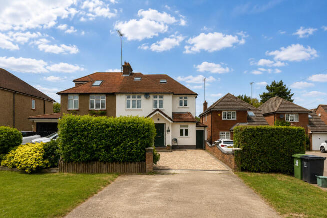 5 bed property, in Redbourn Road, £750,000
