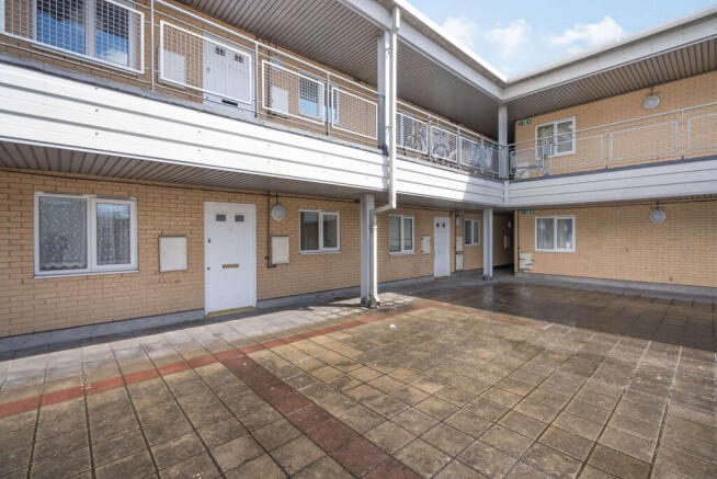 2 bed property, in Pier Road, £260,000