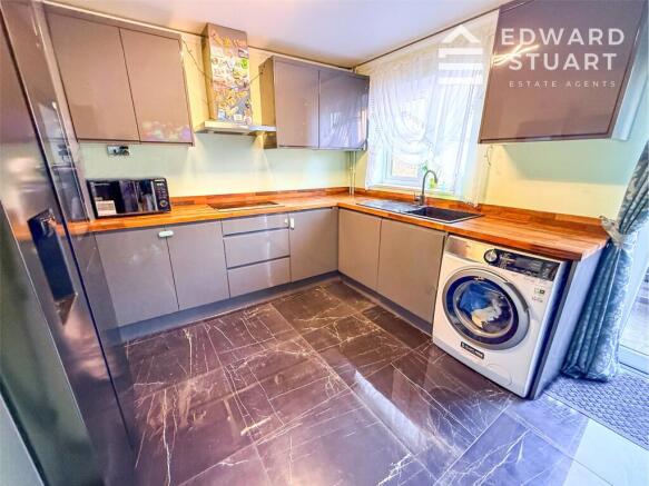 4 bed property, in Landsdowne Road, £200,000