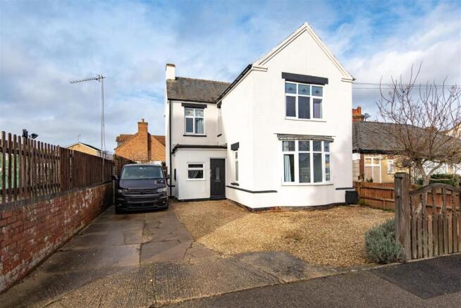 3 bed property, in St. Johns Road, £235,000
