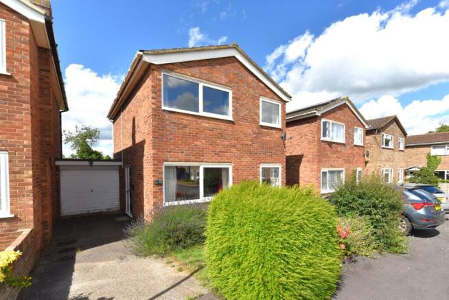 3 bed property, in Wheatley Crescent, £325,000