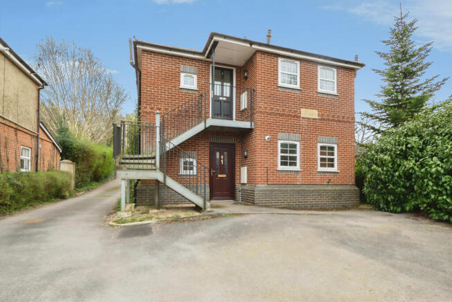 1 bed property, in Spring Lane, £185,000
