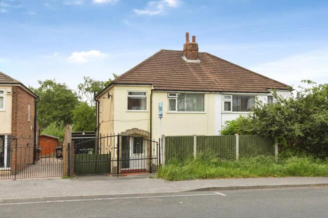3 bed property, in Field End Road, £280,000