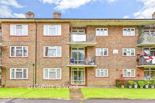 2 bed property, in Milton Road, £180,000