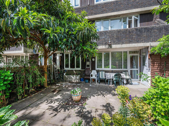 2 bed property, in Laxley Close, £425,000