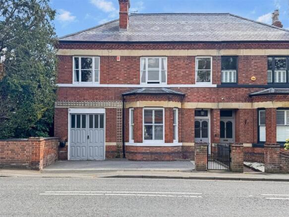 4 bed property, in Willoughby Villa, £685,000