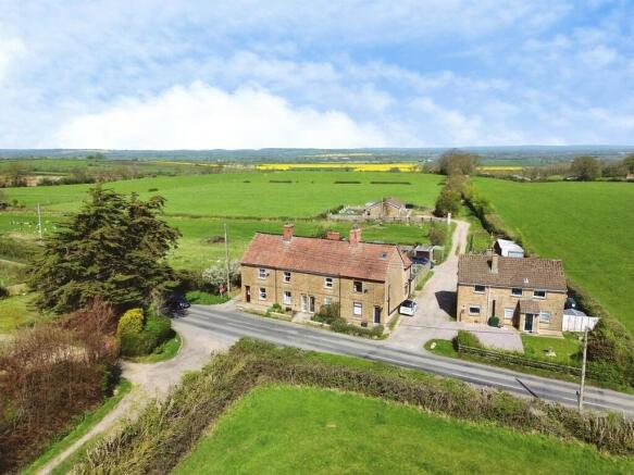 3 bed property, in Chilthorne Domer, £240,000