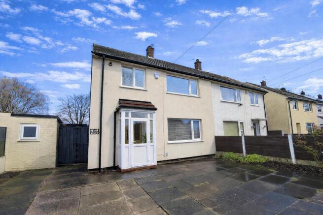 3 bed property, in Moorcroft Road, £300,000