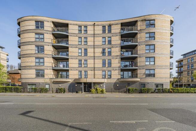 2 bed property, in Windsor Road, £300,000