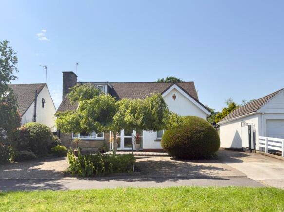 4 bed property, in Larkwood Avenue, £770,000