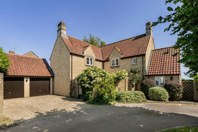 4 bed property, in Chestnut Close, £790,000