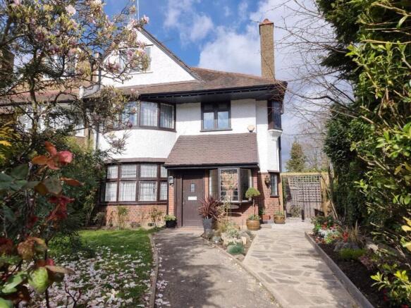 2 bed property, in Great North Road, £500,000