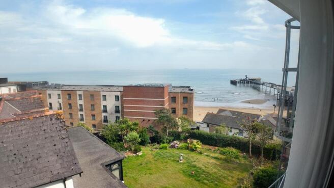 2 bed property, in Pier Street, £160,000
