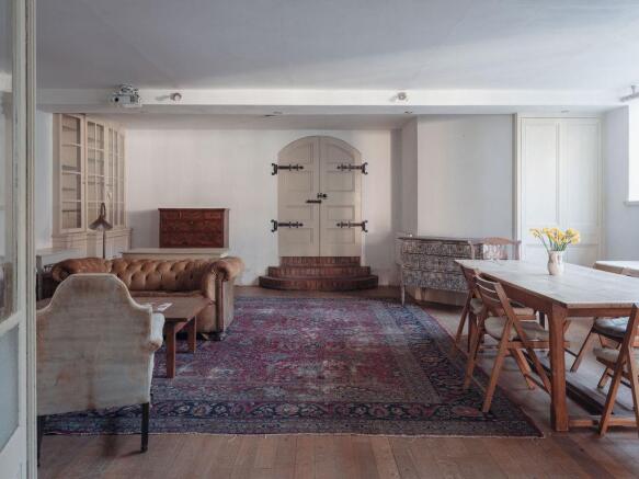 1 bed property, in Fulham Road, £1,000,000