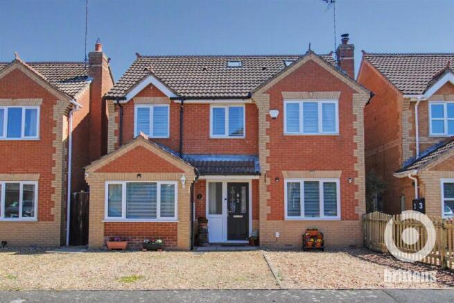 5 bed property, in Howard Close, £350,000