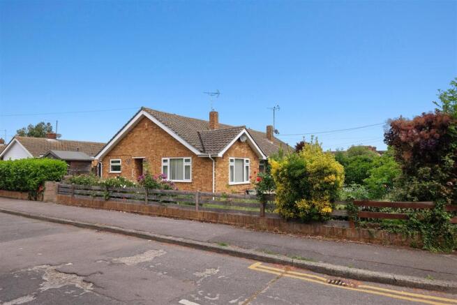 2 bed property, in Oakwood Drive, £365,000