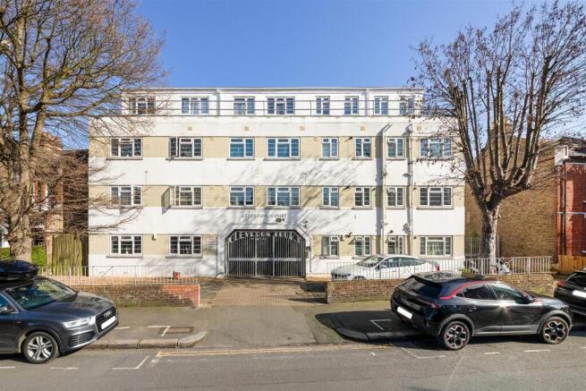 1 bed property, in Clevedon Court, £230,000