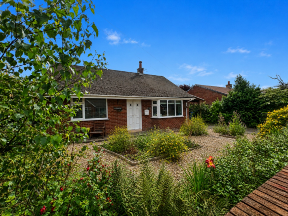 3 bed property, in Hill View Road, £370,000