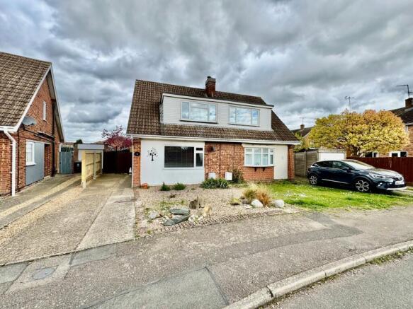 3 bed property, in Fairoaks Drive, £229,950