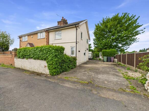 2 bed property, in 3 Birkin Lane West, £90,000