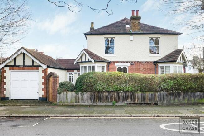 4 bed property, in Edenbridge Road, £775,000