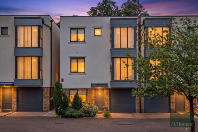 4 bed property, in Wellston Crescent, £1,000,000