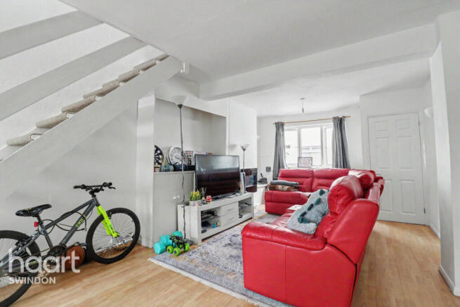 2 bed property, in Stanley Street, £200,000
