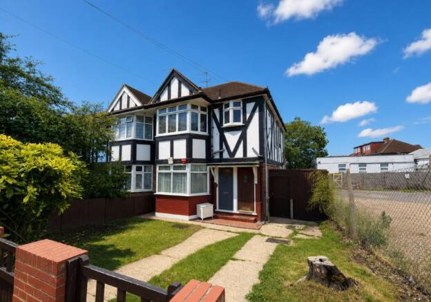 2 bed property, in 28A Highcroft Avenue, £100,000
