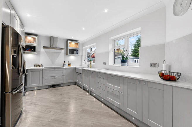 2 bed property, in Fen Lane, £800,000