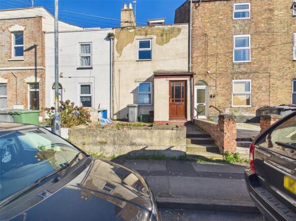 2 bed property, in High Street, £130,000