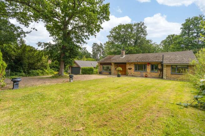 3 bed property, in Herons Lea, £850,000