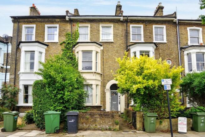1 bed property, in Hinton Road, £290,000