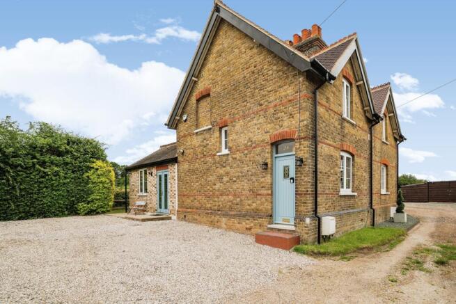 2 bed property, in Woodgreen Road, £525,000