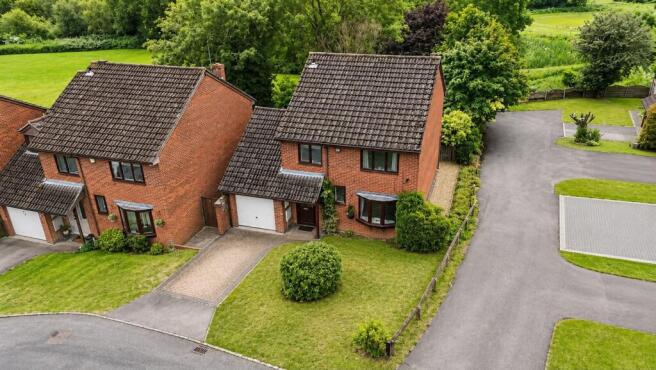 4 bed property, in Ballamoor Close, £600,000