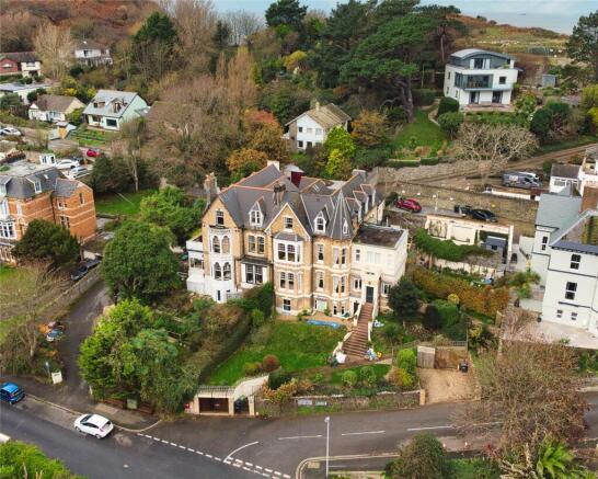 7 bed property, in Torrs Park, £580,000