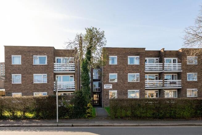 1 bed property, in Warwick Road, £170,000