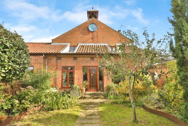 4 bed property, in Hall Drive, £350,000