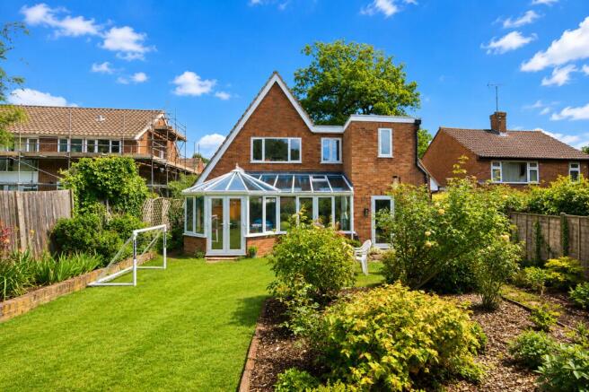 5 bed property, in Bettespol Meadows, £975,000