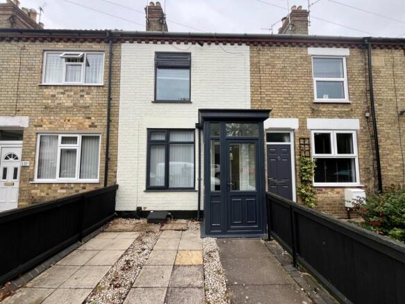 2 bed property, in New Road, £210,000